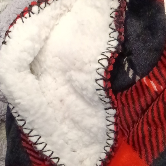 VS VELOUR/SHERPA BLANKET - Picture 4 of 5